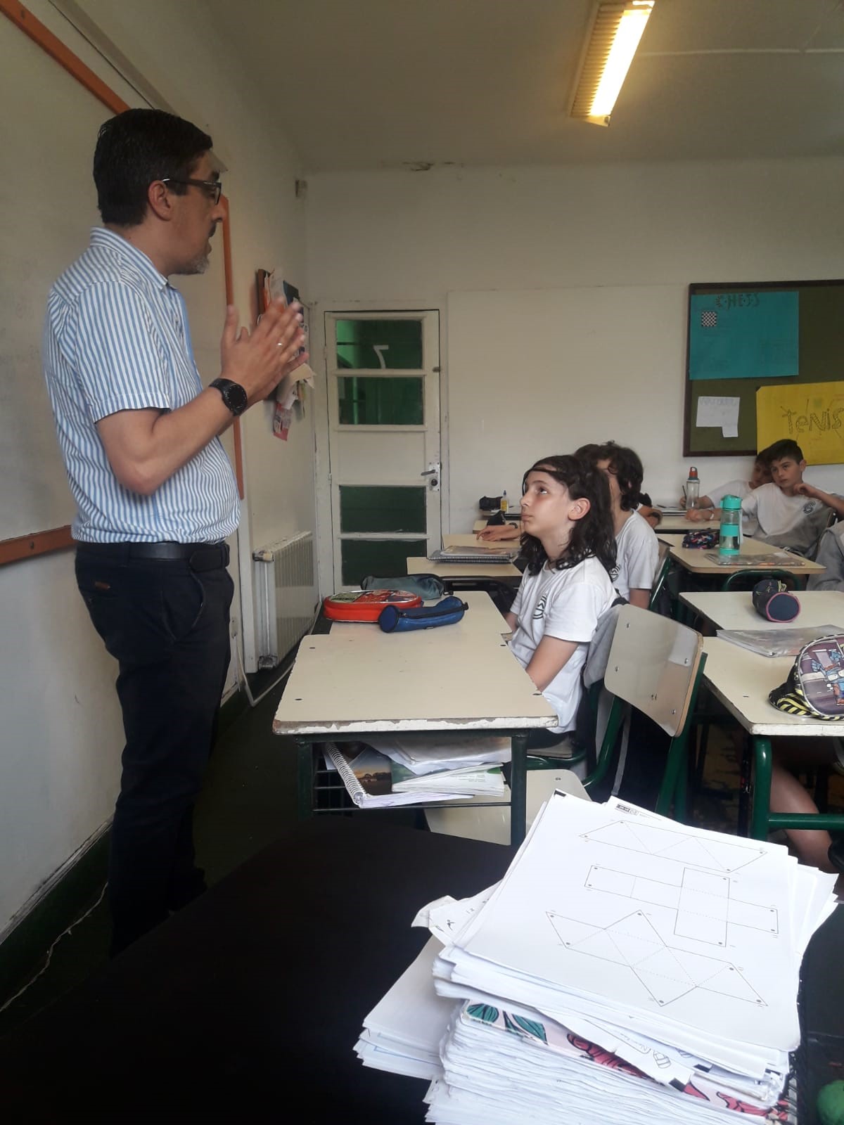 6to año de Primaria: visita del papá de Juan Portillo explicando como se desarrolla un debate.