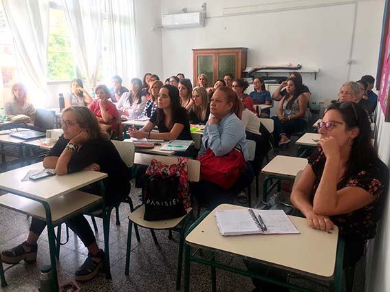 Talleres de capacitación para los docentes.